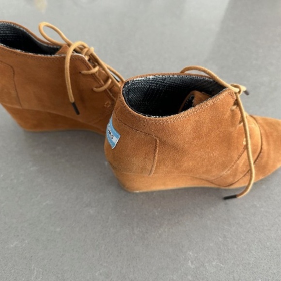 TOMS Women's Size 7 Brown Suede Ankle Lace Up Wedge 2.5" Booties - Picture 4 of 10